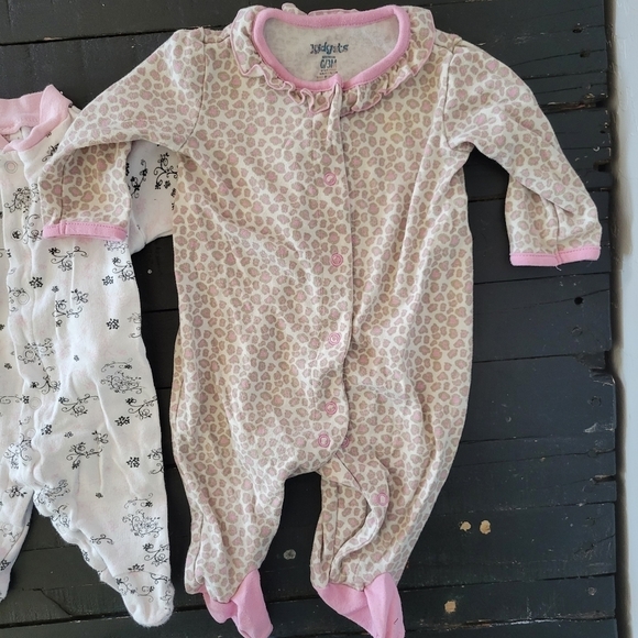 Baby Girl 0-3 Months Pajamas Bundle Lot Three Pieces Strawberry Leopard Filigree - Picture 2 of 7